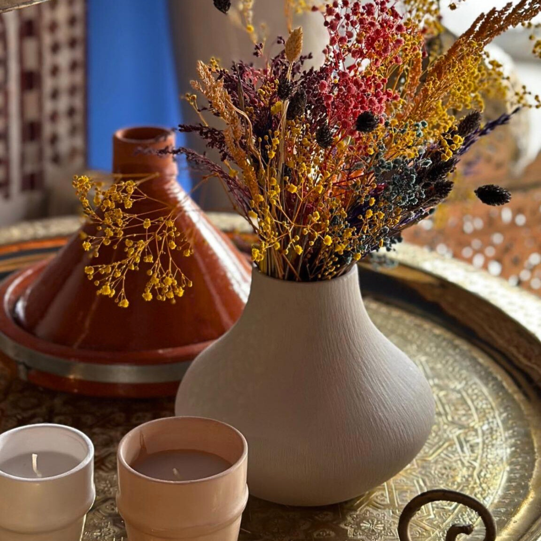  une sélection d’objets d’artisanat authentique, allant des vases en terre cuite délicatement peints aux lanternes en métal ciselé, en passant par des assiettes décoratives aux motifs berbères. 