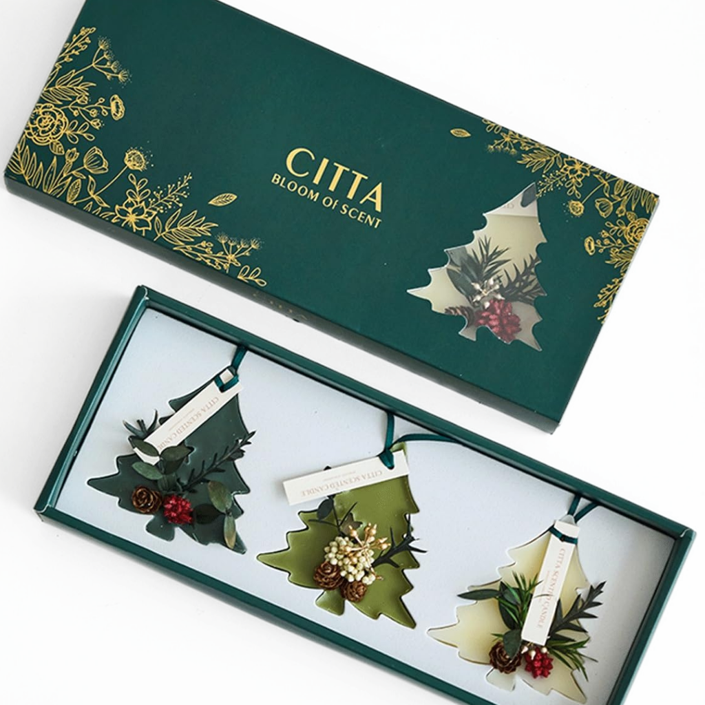 Coffret CITTA de sapins parfumés en cire, avec trois décorations aromatiques présentées dans un écrin vert élégant.