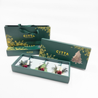 Coffret CITTA présenté avec le sac cadeau, contenant trois sapins parfumés en cire faits main.