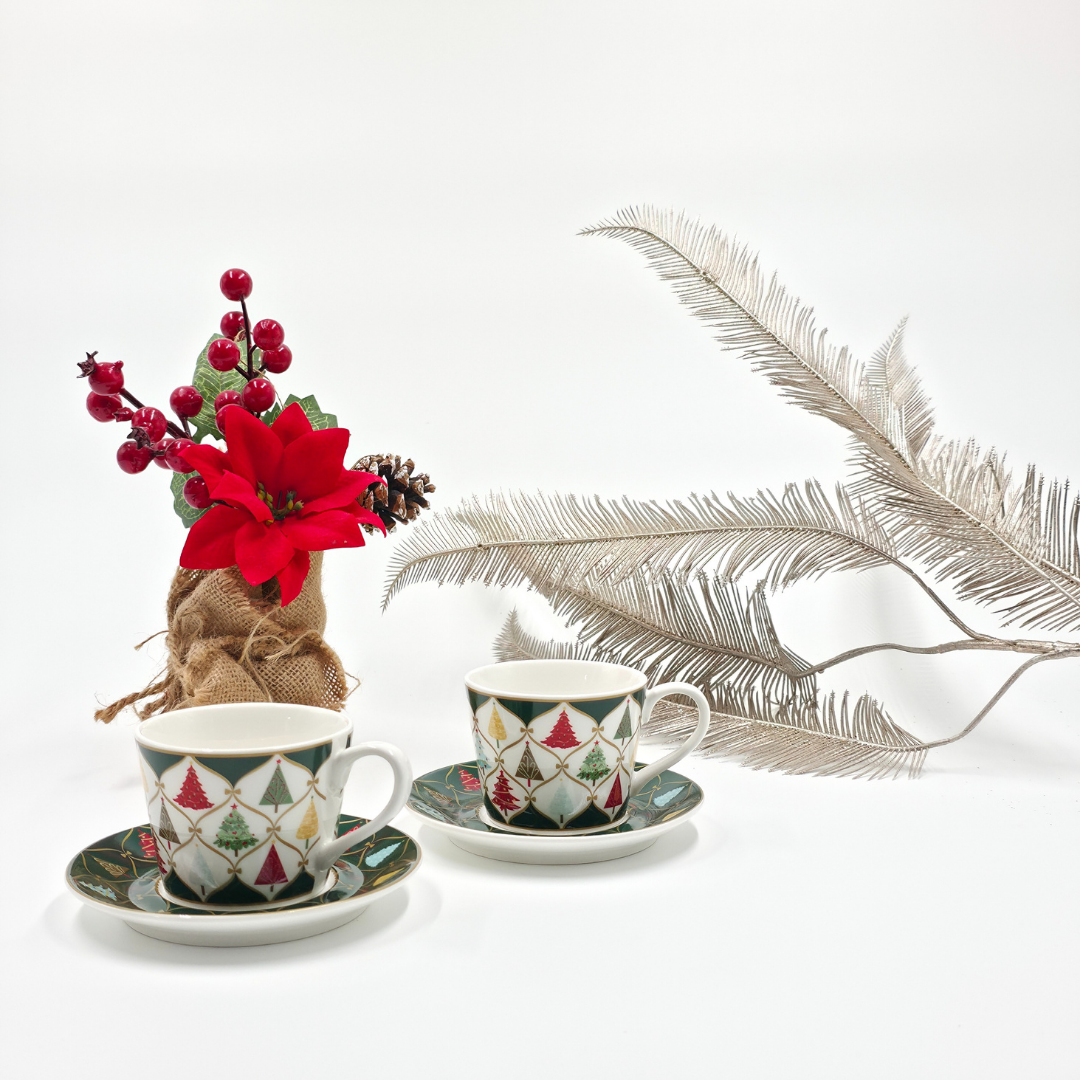 Coffret cadeau de 2 tasses et soucoupes en porcelaine, motif sapins festifs. Un ensemble élégant et chaleureux pour sublimer les fêtes ou offrir avec raffinement.