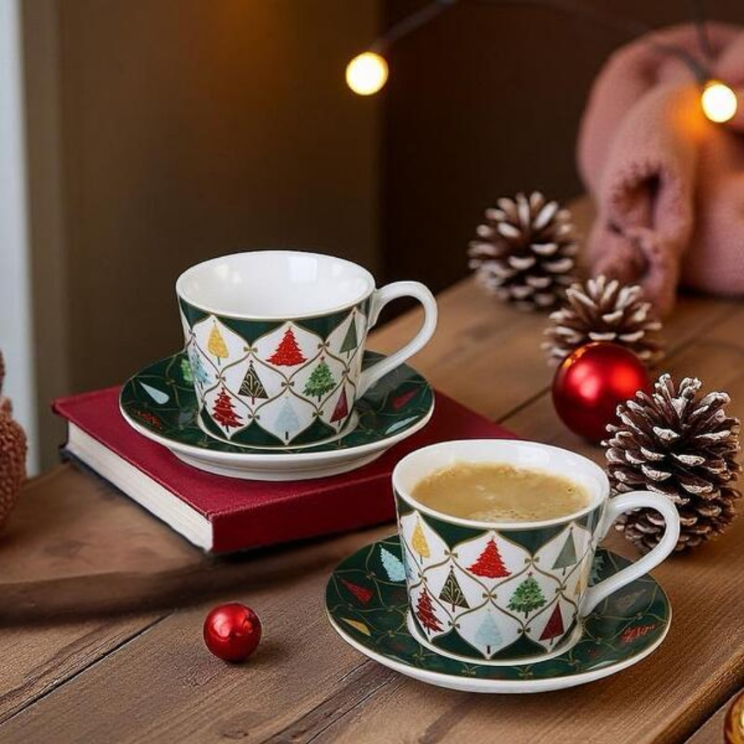 Coffret cadeau de 2 tasses et soucoupes en porcelaine, motif sapins festifs. Un ensemble élégant et chaleureux pour sublimer les fêtes ou offrir avec raffinement.