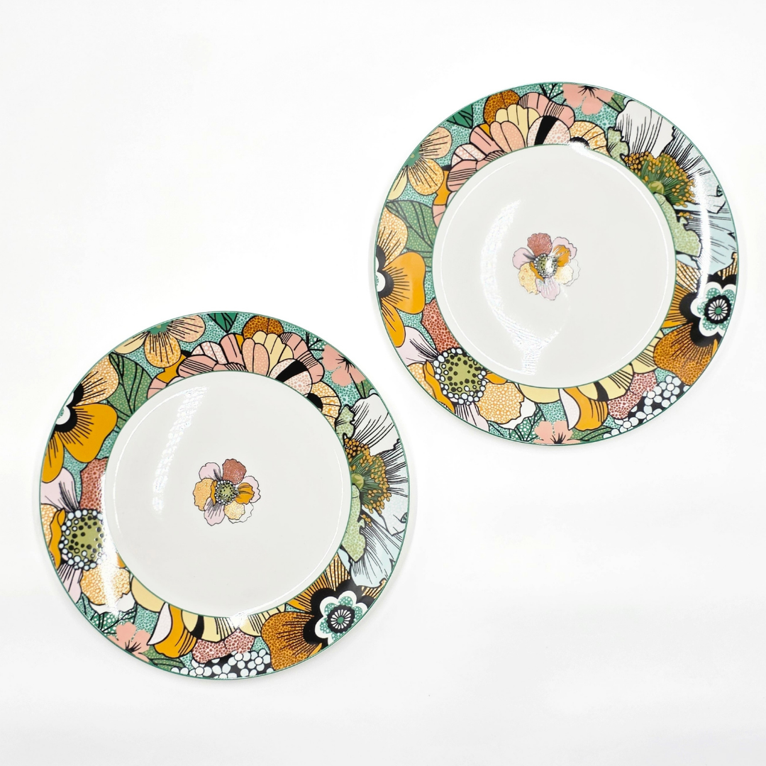 Deux grandes assiettes en porcelaine décor floral lumineux – Collection Majorelle.