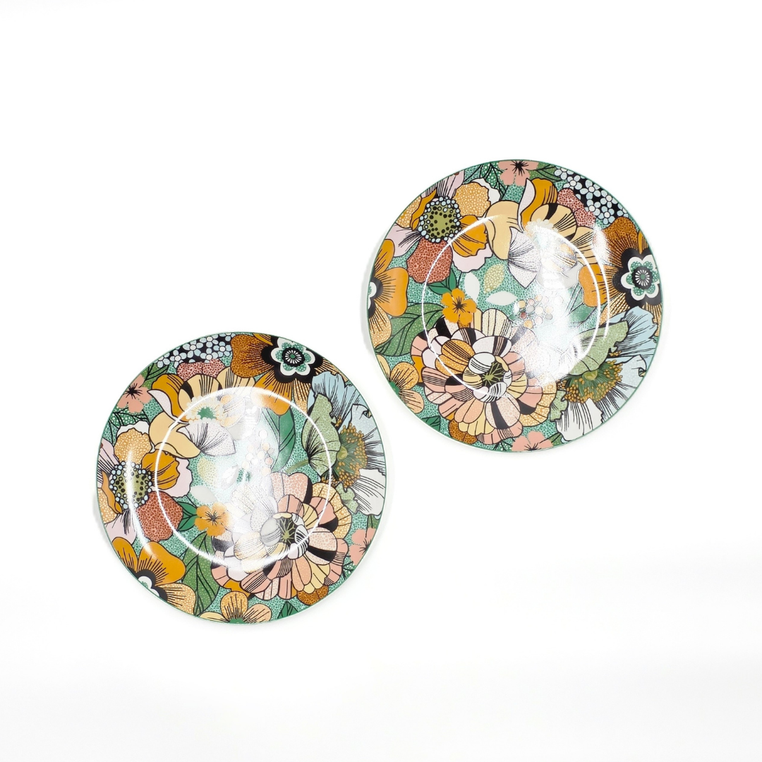Deux petites assiettes en porcelaine aux motifs floraux multicolores – Collection Majorelle.