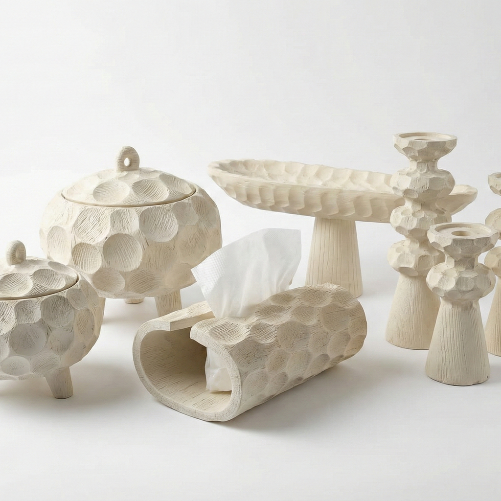 Accessoires déco en bois gaufré blanc dans un décor de studio photo blanc