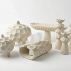 Accessoires déco en bois gaufré blanc dans un décor de studio photo blanc