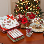 Ensemble de vaisselle de Noël comprenant un présentoir à gâteaux à deux étages, un coffret de cuillères décoratives, un mug et diverses boîtes cadeau festives.