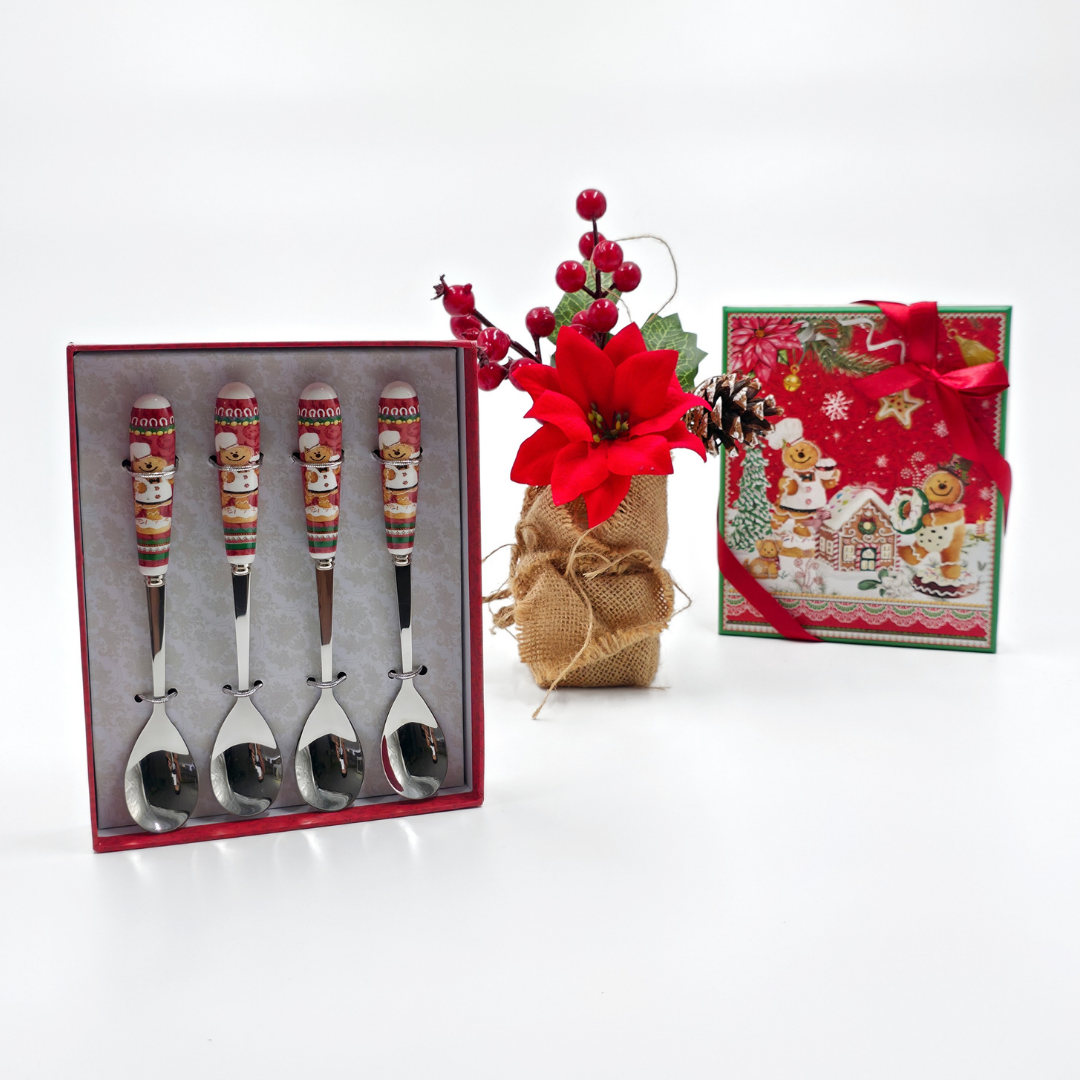 Quatre cuillères de Noël décoratives avec manches rouges illustrés, présentées sur fond blanc.