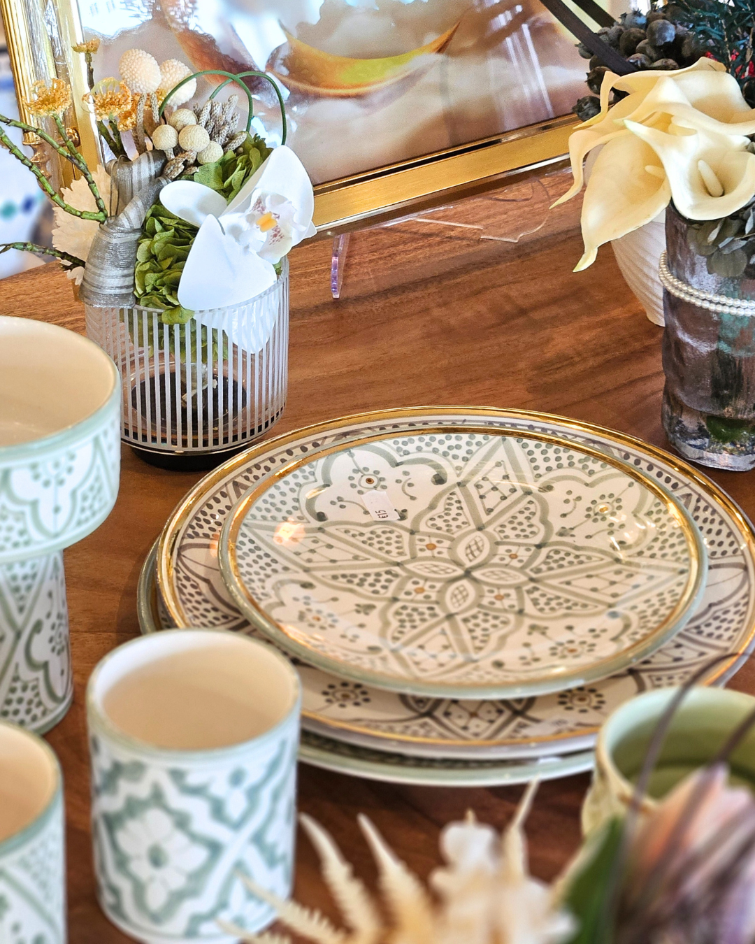 Lot de 2 assiettes en céramique artisanale marocaine, blanc, menthe & doré. Élégantes, pratiques, compatibles lave-vaisselle. Idéal déco & table chic.