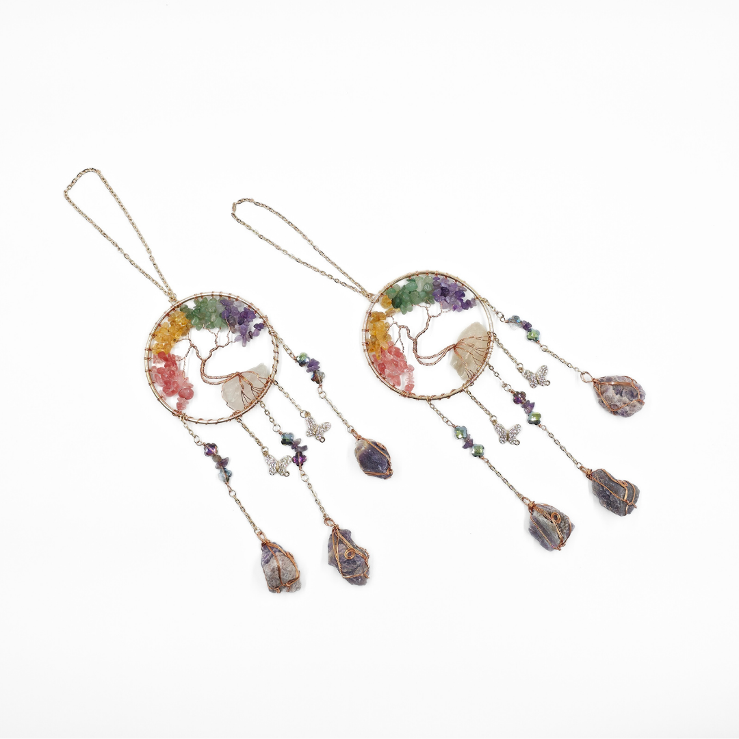 Petit attrape-reves arbre de vie multicolore, compose de pierres naturelles pour une ambiance equilibree et harmonieuse.
