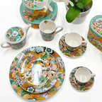 Ensemble complet en porcelaine motif floral avec assiettes, tasses, mugs et théière – Collection Majorelle.