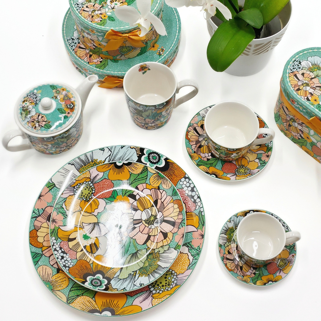 Ensemble complet en porcelaine motif floral avec assiettes, tasses, mugs et théière – Collection Majorelle.