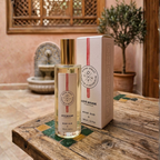 Flacon en verre du parfum d'intérieur Rose Oud, format 100ml avec son bouchon doré élégant.