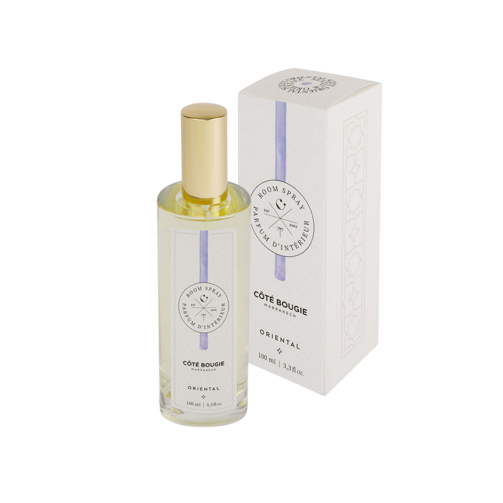 Spray d’ambiance Oriental 100ml Côté Bougie, flacon transparent avec bouchon doré, packaging blanc et violet, parfum oriental aux notes de cannelle, santal et vanille – Majorelle Concept Store.