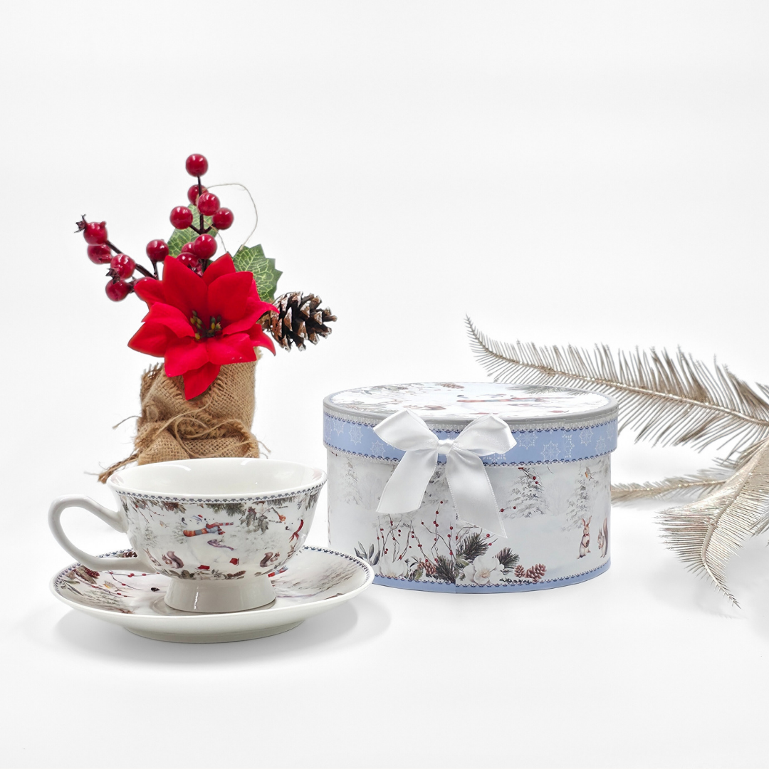 Duo tasse et soucoupe en porcelaine décor hivernal avec coffret cadeau bleu et ruban blanc.