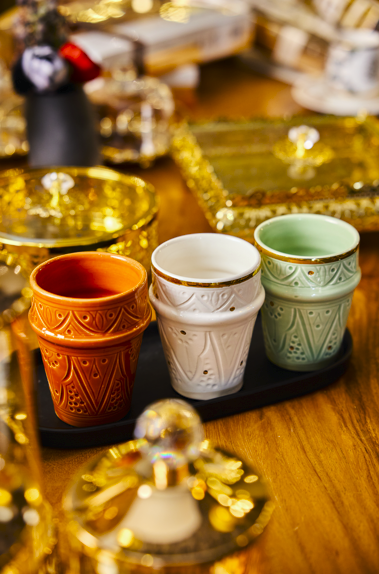 Ensemble de verres marocains au thème beldi de couleur rouge, blanc doré, vert menthe doré. 