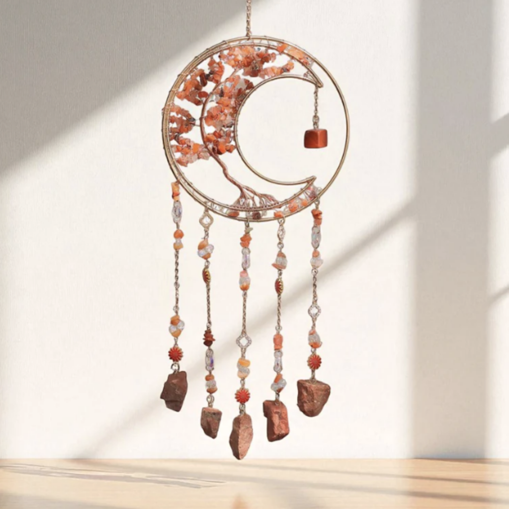 Attrape-reves lune en red agate vu de pres, mettant en valeur les pierres brutes et les details artisanaux.