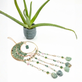 Grand attrape-reves en forme de lune orne de pierres green aventurine, parfait pour decorer et purifier l’espace.