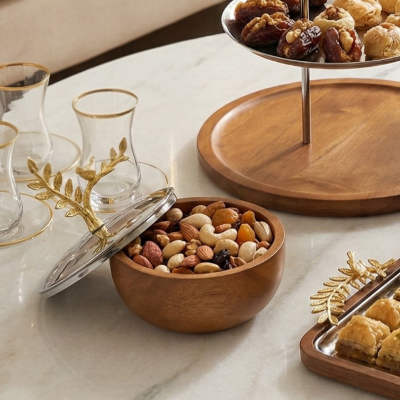 Bol en bois Majorelle rempli de noix et dattes sur une table basse élégante.