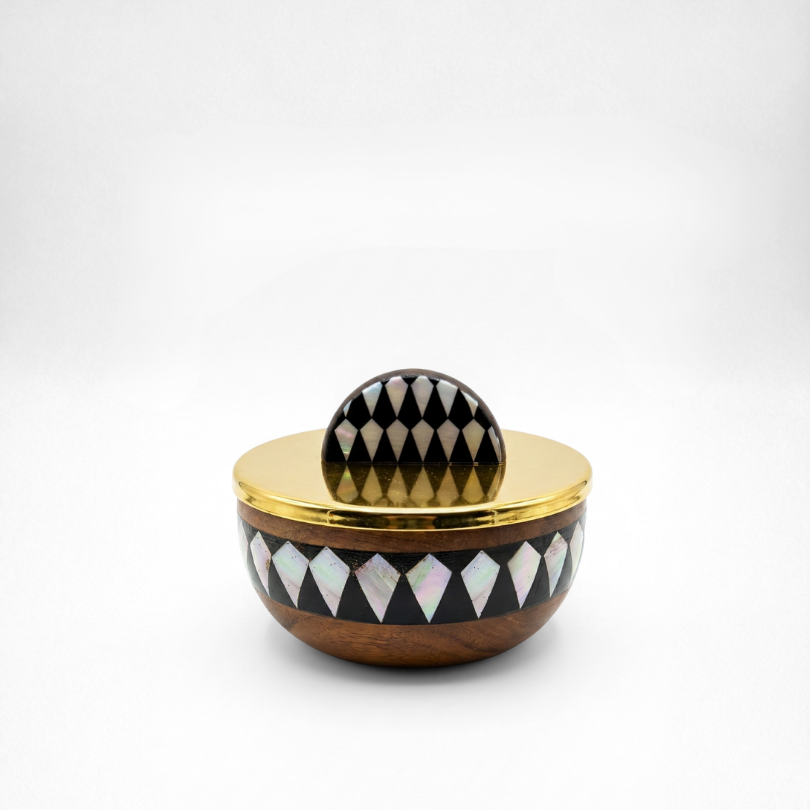 Bol en bois avec couvercle doré miroir et marqueterie de losanges noirs et blancs collection Éclat de Nacre.