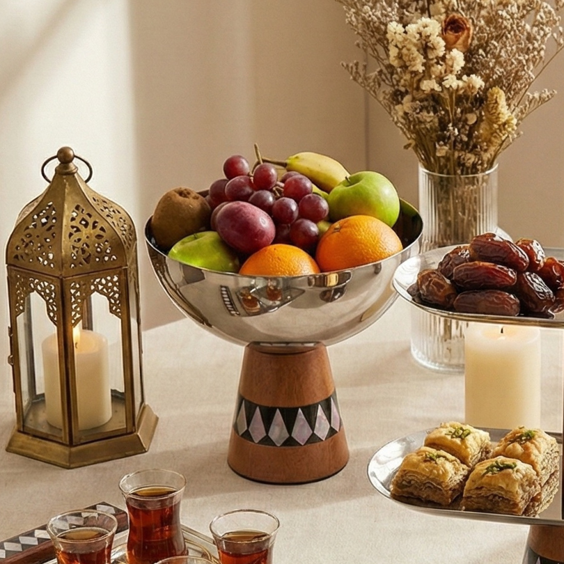 Coupe Éclat de Nacre remplie de fruits frais sur une table de fête Majorelle.
