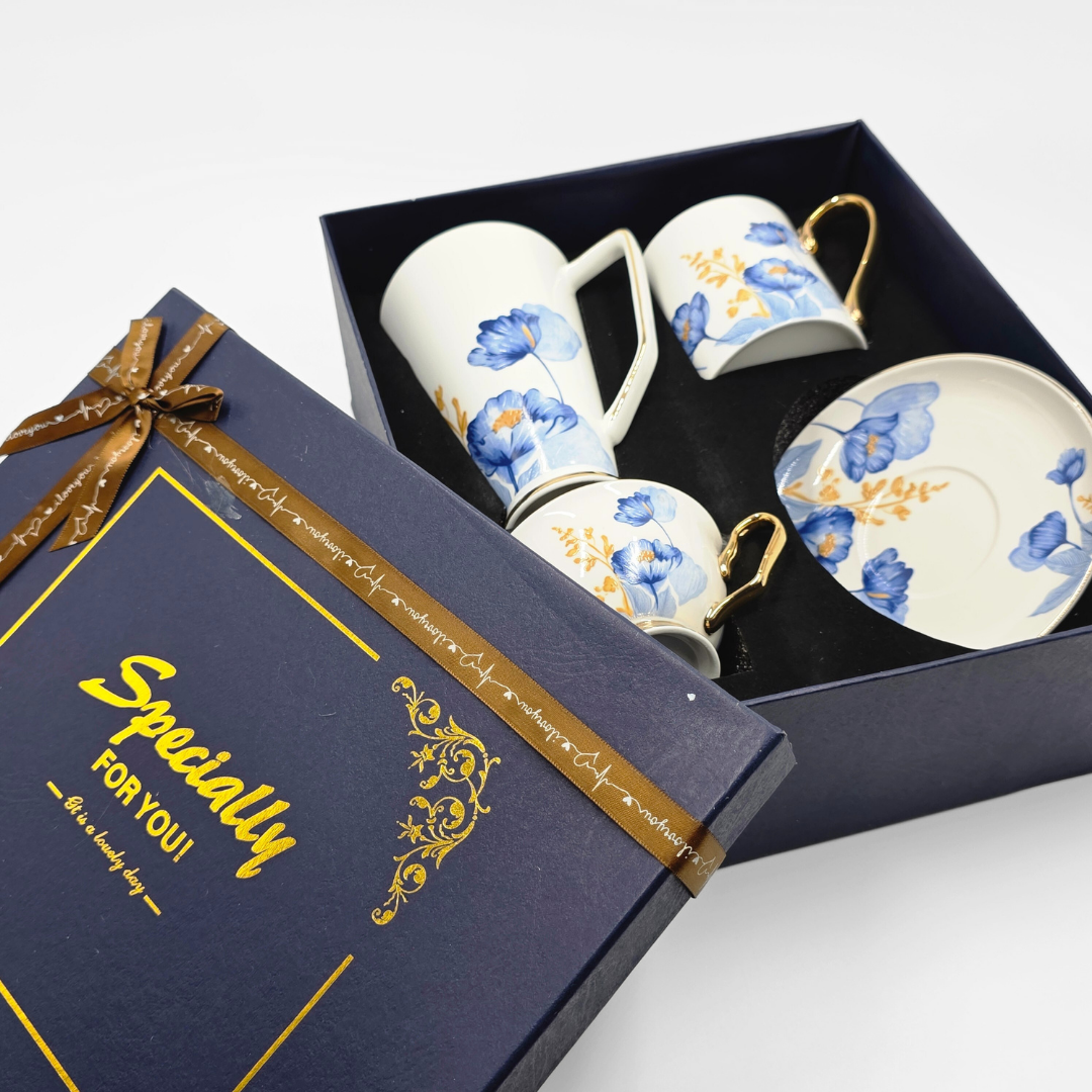 presentation du coffret blue luxury ouvert avec les trois tasses et soucoupe majorelle