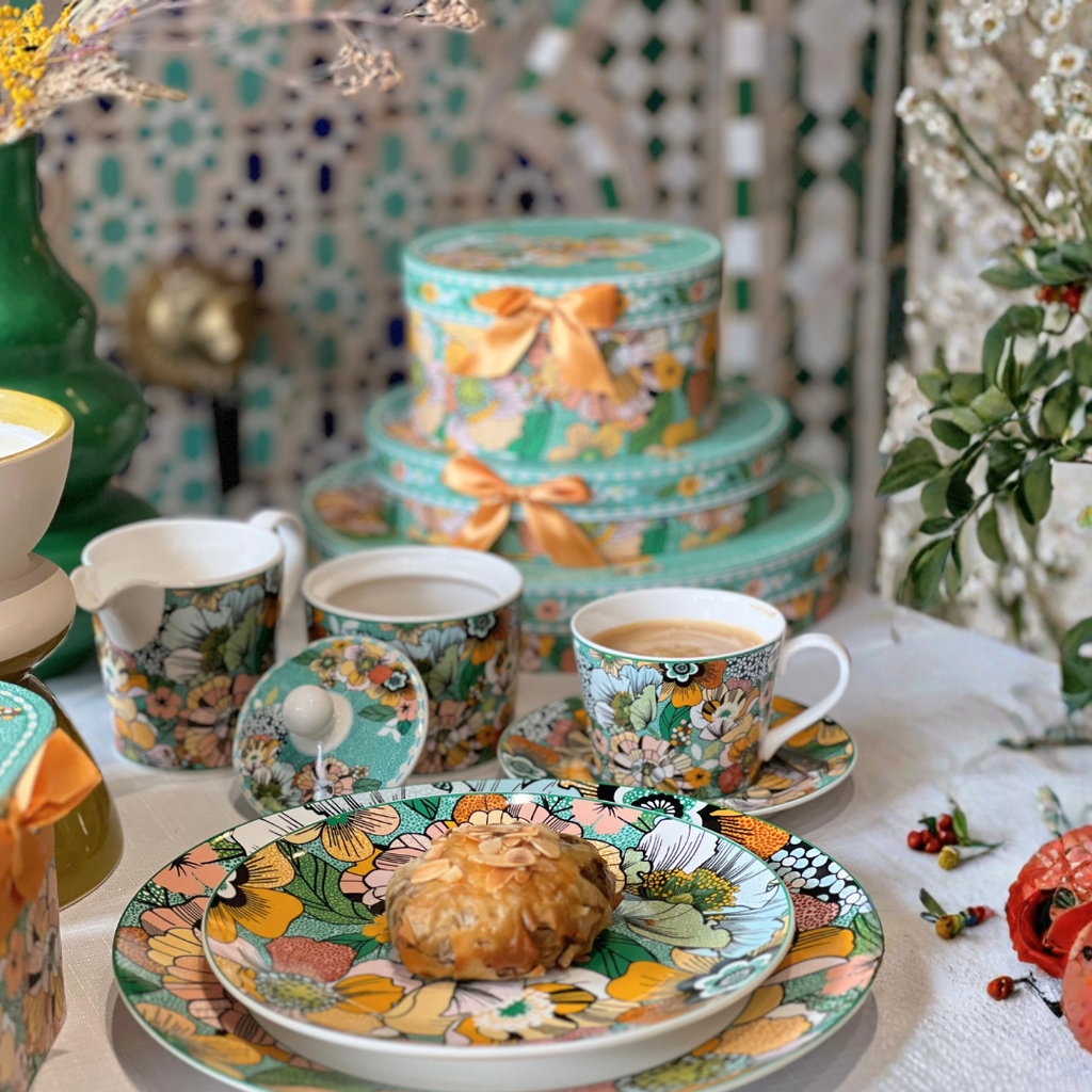 Service de vaisselle en porcelaine aux motifs floraux, tasses et coffrets décoratifs assortis de la collection Fêtes de Fin d’Année Majorelle.