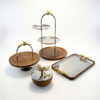 Collection Bois Noble, ensemble de service de table idéal pour le Ramadan, l'Aid et les Ftour, dans un décor de studio photo, vaisselle de luxe en bois, acier et détails oiseaux dorés.