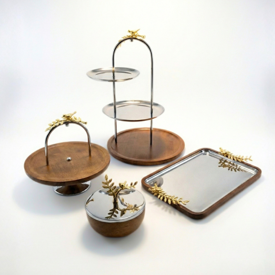 Collection Bois Noble, ensemble de service de table idéal pour le Ramadan, l'Aid et les Ftour, dans un décor de studio photo, vaisselle de luxe en bois, acier et détails oiseaux dorés.