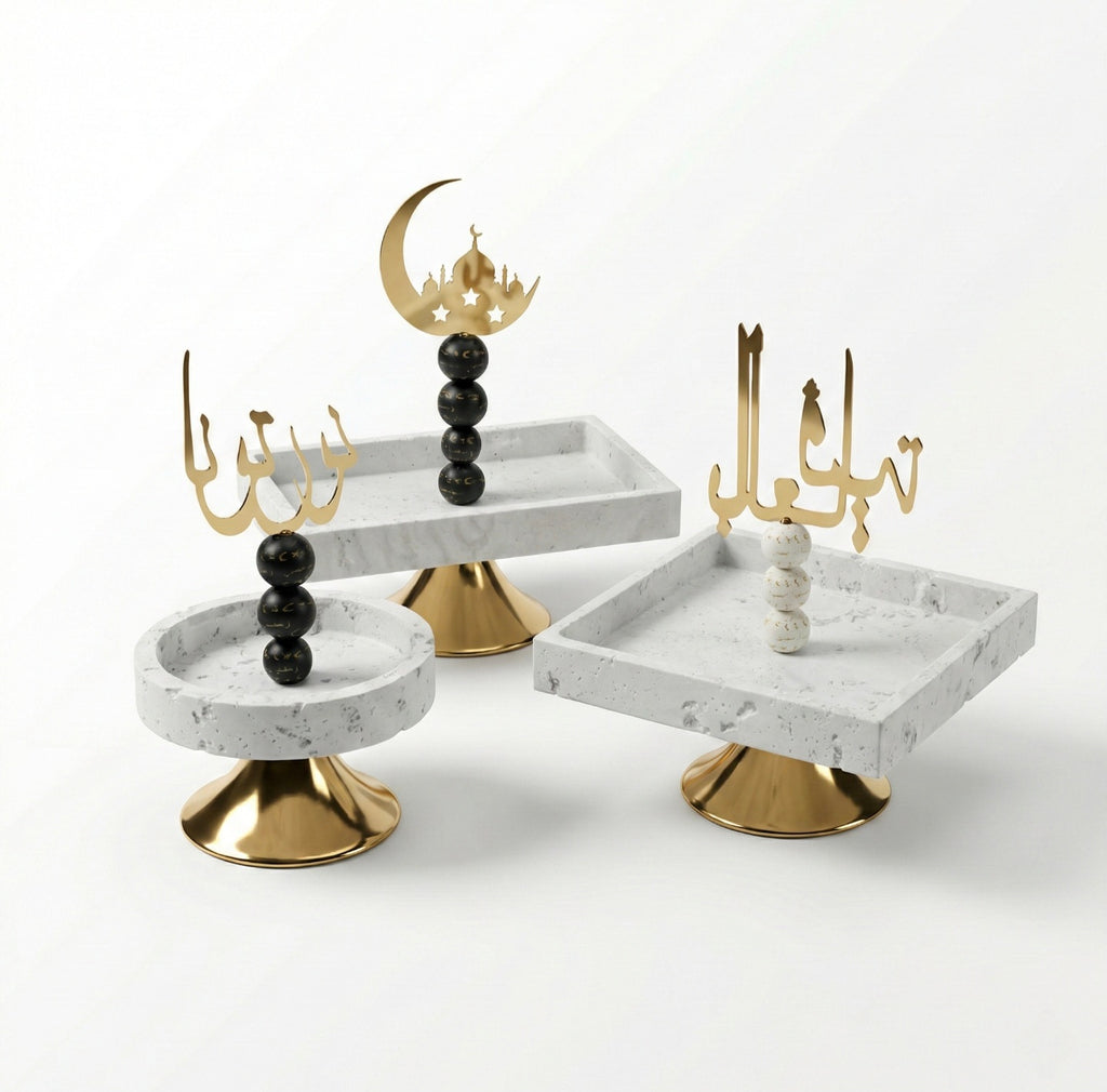 Trio de présentoirs décoratifs Majorelle avec calligraphie arabe et croissants de lune dorés, idéal pour la période de ramadan.