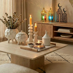 Mise en scène d'intérieur chaleureuse avec accessoires déco en bois gaufré blanc et lanternes orientales.