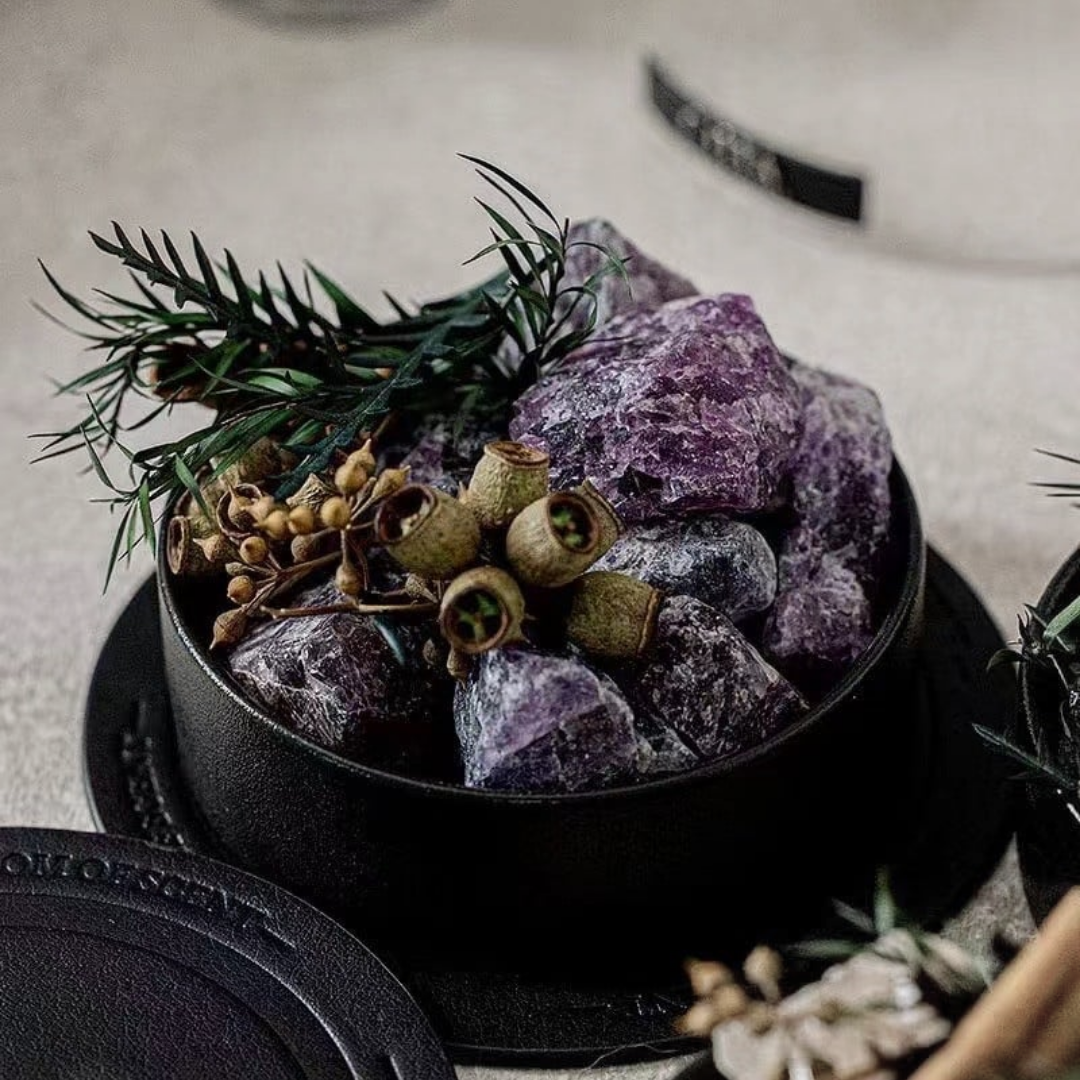 Gros plan diffuseur CITTA avec pierres violettes et elements naturels