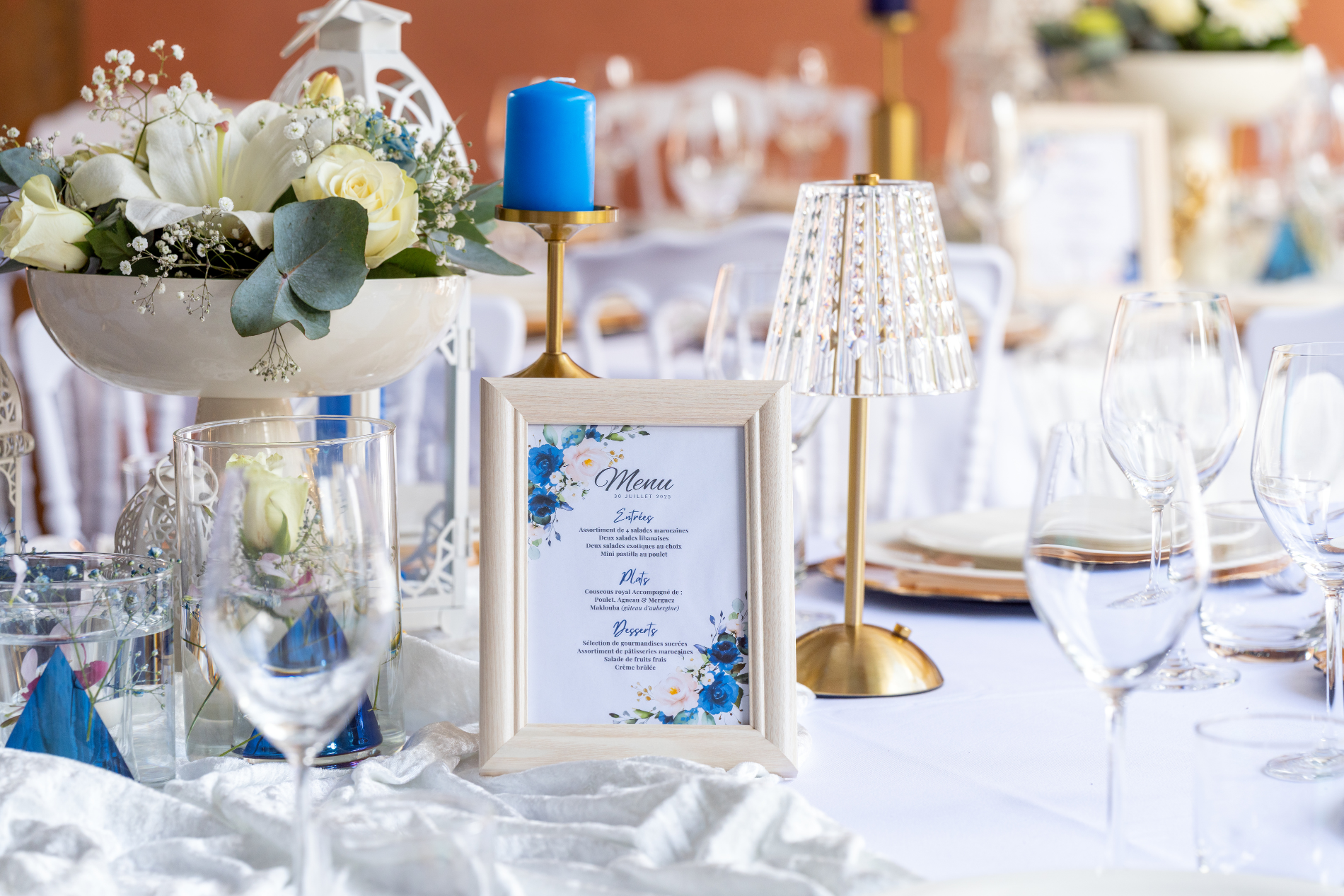 Décoration de table élégante signée Majorelle Event, avec fleurs blanches, bougies et vaisselle raffinée lors d’une réception à La Réunion. Ambiance raffinée et art de la table par Majorelle Event.