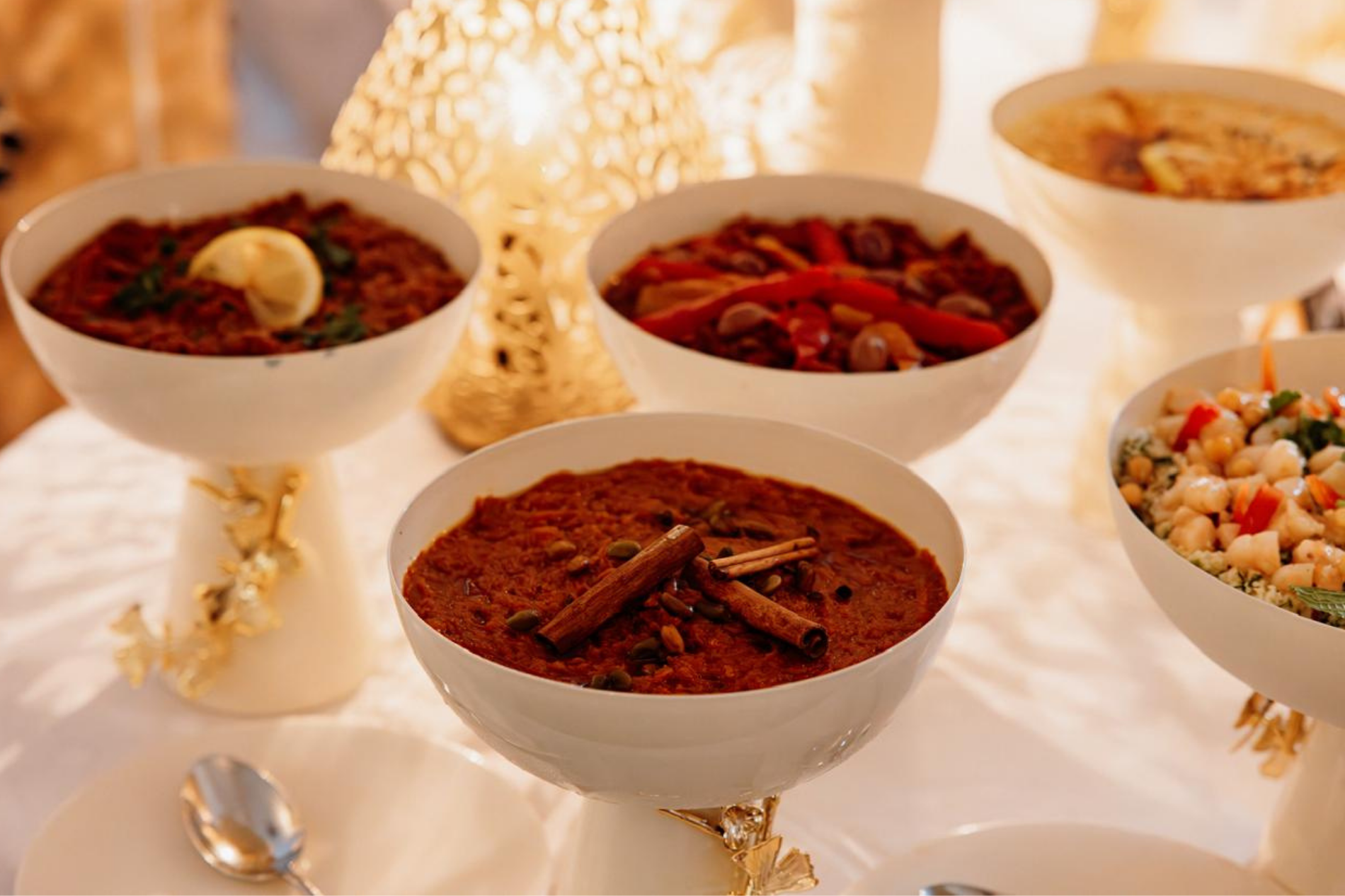 Buffet traiteur Majorelle présentant des plats marocains raffinés lors d’un événement à La Réunion. Saveurs marocaines et élégance artisanale signées Majorelle Event.