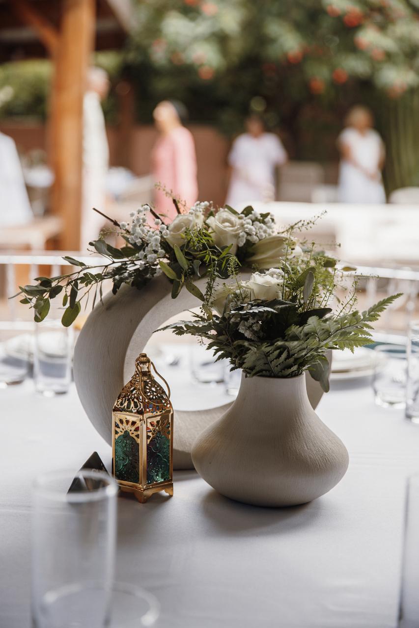 Décoration de table élégante avec vase marocain et lanterne dorée, réalisée par Majorelle Event à La Réunion. Élégance marocaine et raffinement artisanal signés Majorelle Event.
