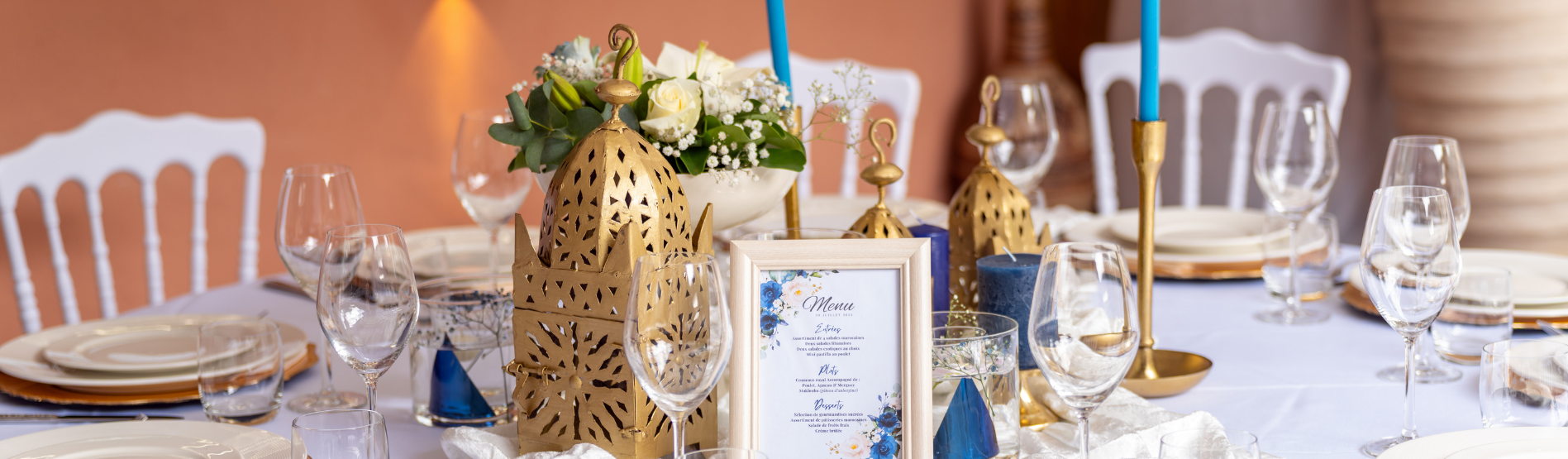 Table de réception élégante décorée par Majorelle Traiteur à La Réunion, avec bougeoirs dorés et touches bleues pour une ambiance orientale raffinée.