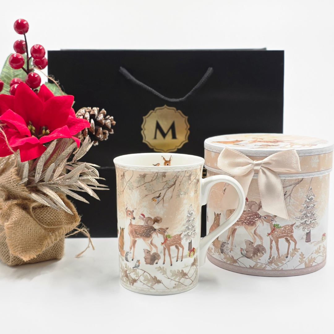 Mug faon avec coffret cadeau beige devant sac noir Majorelle ambiance noel