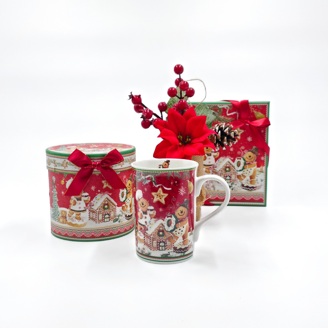 Mug de Noël décoré de personnages en pain d’épices, présenté avec son coffret cadeau rouge et vert – Collection festive Majorelle.