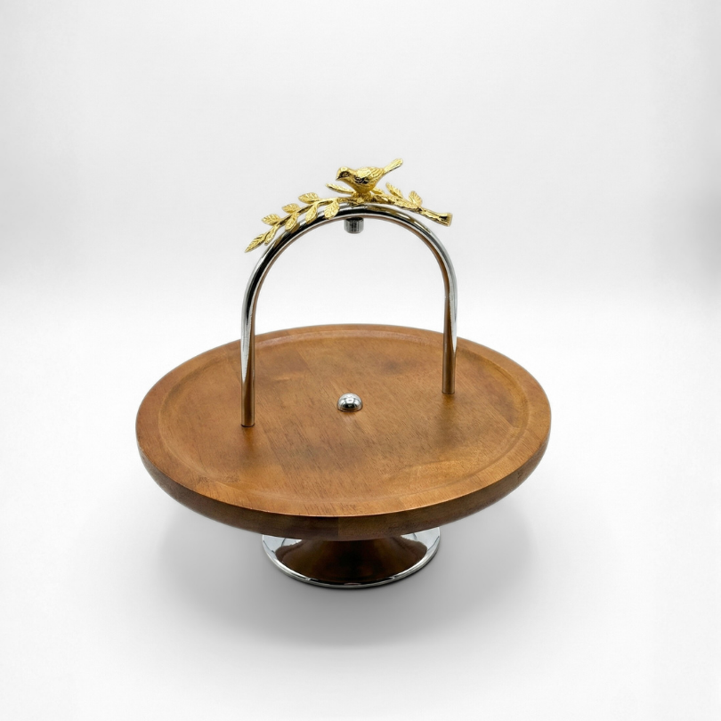 Plat à gâteau à pied en bois avec anse en acier et figurine oiseau doré collection Envolée Dorée.