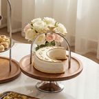 Plat à gâteau Majorelle présentant un gâteau de fête blanc et or sur une table de réception