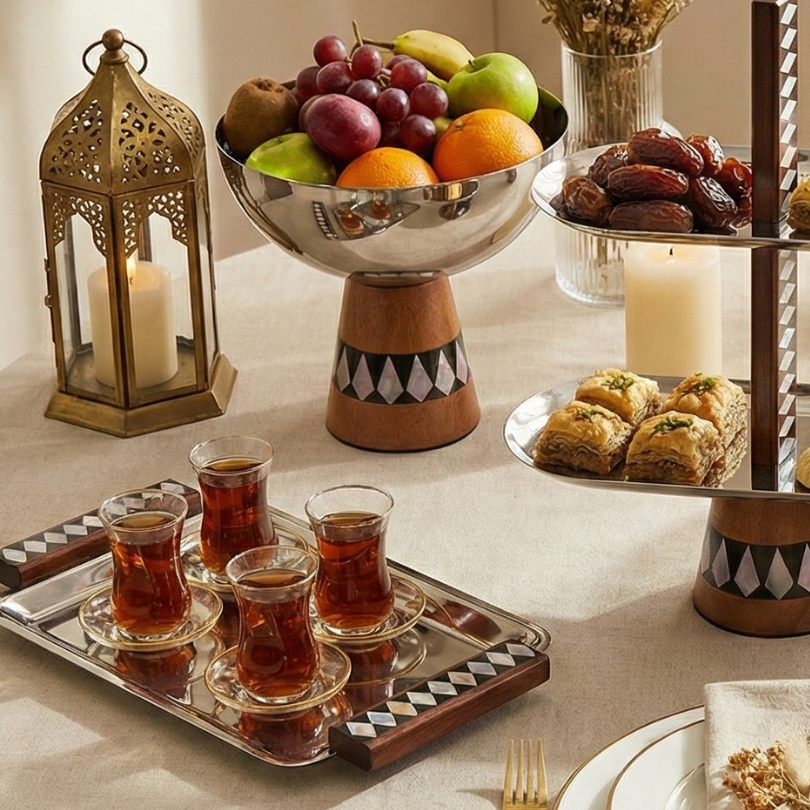 Plateau Éclat de Nacre présentant un service à thé traditionnel avec verres décorés sur une table de fête.