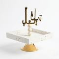 Petit présentoir carré en pierre blanche avec calligraphie arabe dorée Tabarak et perles décoratives.