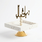 Petit présentoir carré en pierre blanche avec calligraphie arabe dorée Tabarak et perles décoratives.