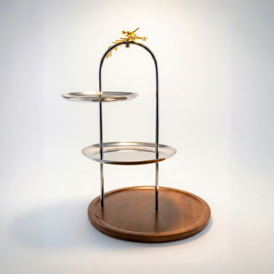 Découvrez le présentoir 3 étages Envolée Dorée. Alliance noble de bois, acier poli et oiseau doré. Idéal pour vos dattes et pâtisseries. Dispo à Saint-Pierre.