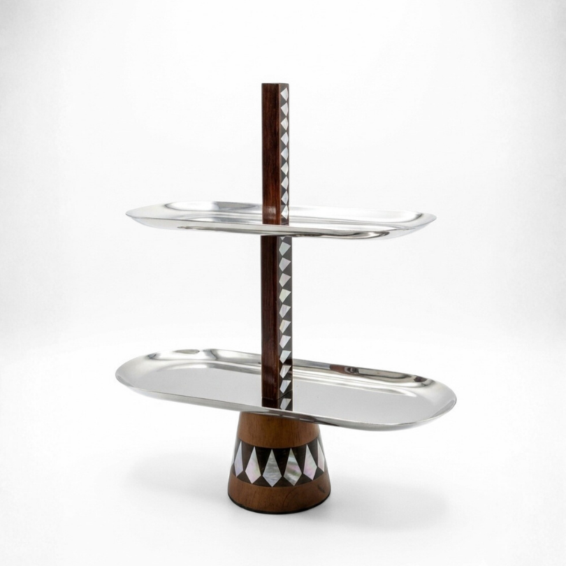 Serviteur muet à 2 étages en acier poli miroir avec pilier et socle en bois et marqueterie noire et blanche.