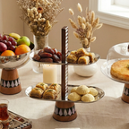 Présentoir 2 niveaux Majorelle garni de dattes et gâteaux de fête sur une table de réception élégante.