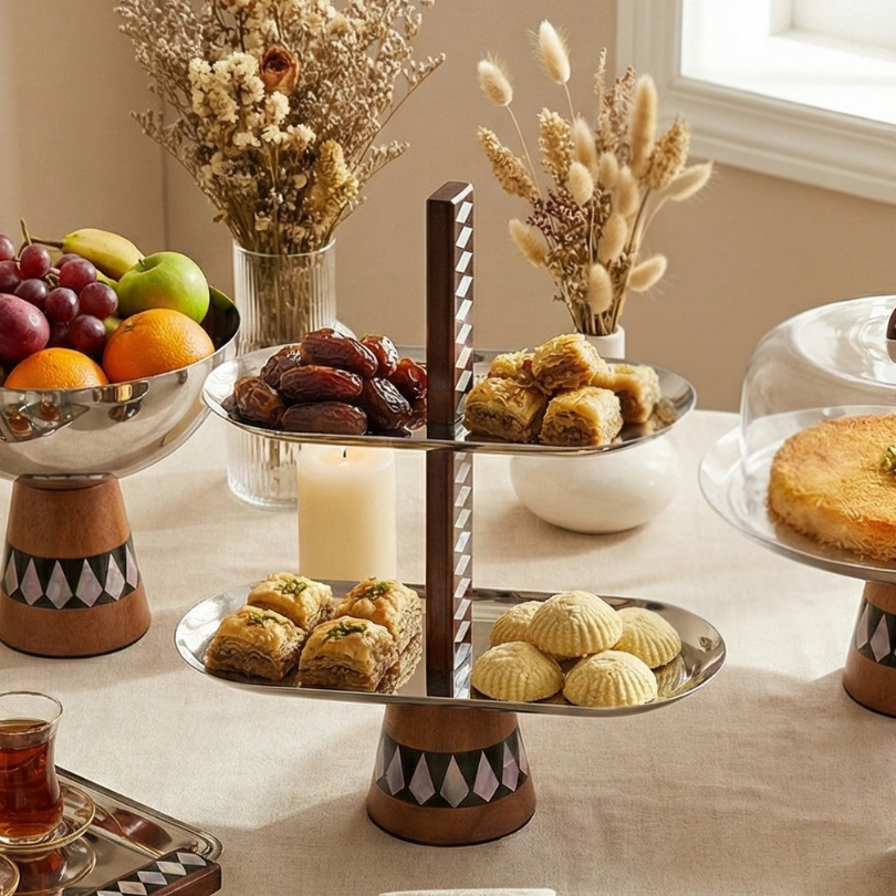 Présentoir 2 niveaux Majorelle garni de dattes et gâteaux de fête sur une table de réception élégante.