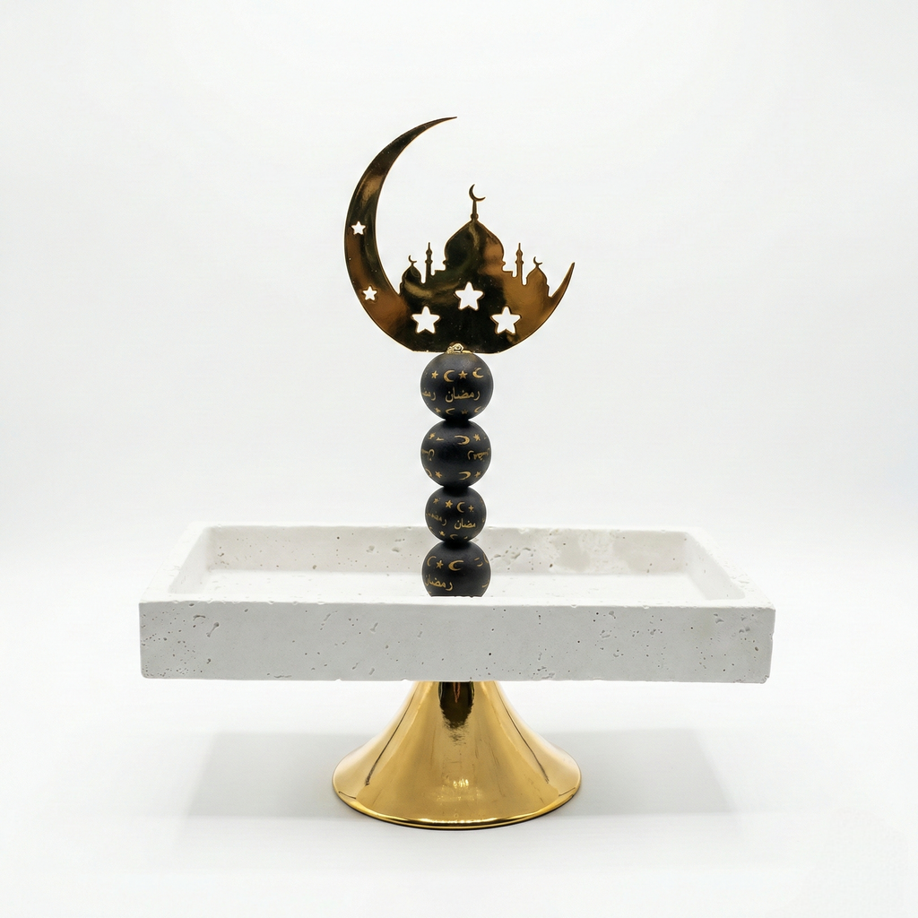 Présentoir rectangulaire en pierre blanche sur pied doré avec ornement central croissant de lune et mosquée. Ideal pour vos table iftar lors du ramadan ou pour célébrer l'Aid