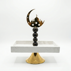 Présentoir rectangulaire en pierre blanche sur pied doré avec ornement central croissant de lune et mosquée. Ideal pour vos table iftar lors du ramadan ou pour célébrer l'Aid