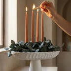Centre de table Majorelle : présentoir blanc gaufré utilisé comme bougeoir avec feuillage d'eucalyptus.