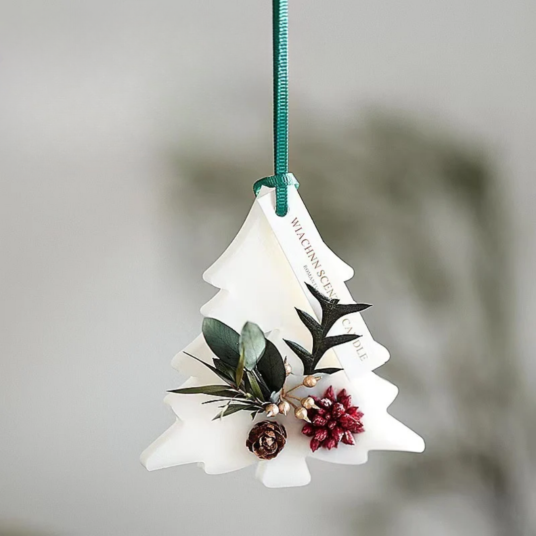 Sapin parfumé blanc Citta suspendu, décoré de fleurs séchées, parfum délicat de gardénia.